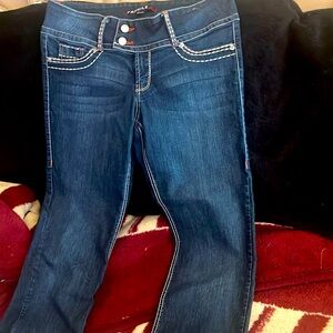 Women hip hugger jeans in white thread stitching, 2button, zipper, pockets.